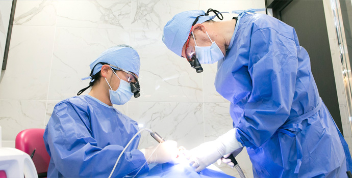 大学病院レベルの専門性の高い口腔外科治療を提供します